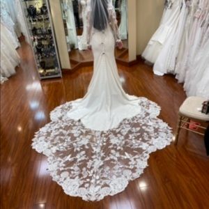 A beautiful white wedding dress✨